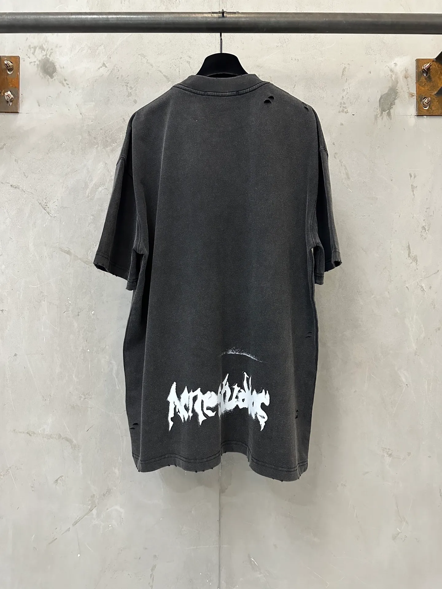 ￼ 145-Summer New Arrival heavy g T-shirt Acne studios Acne studios 26ss Gothic style distressed micro-label short-sleeved T-shirt Fabric: Made of high-definition super heavyweight cotton double yarn compact Xinjiang cotton Gram weight gram Paired with 2*2 Solona rib g Clean cloth surface Clear texture Tight feel Stiff High color fastness No change No Color Change Customized hardware Thread Accessories Matching pattern, men and women, Same Style Color: Washed Gray Card Color White Size: XS S M L XL